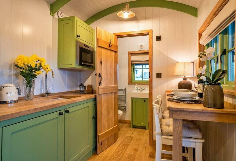 酒店 Finest Retreats   The Shepherd S Hut At Northcombe Farm