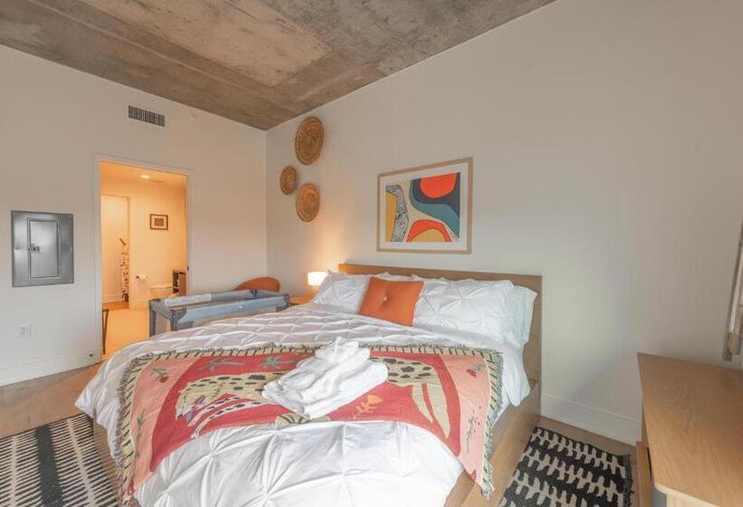 Upscale Rainey St Condo Homes   Peloton, Gym, Rooftop Pool, Wifi Included