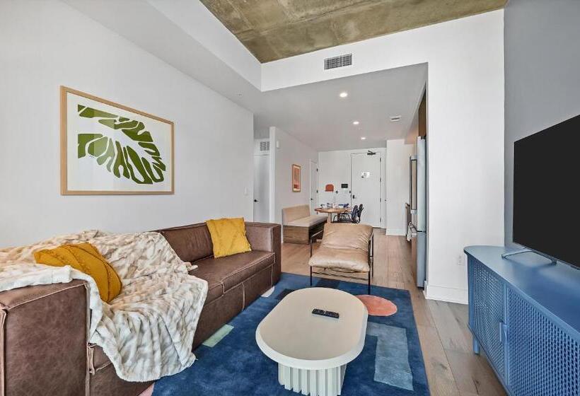 Upscale Rainey St Condo Homes   Peloton, Gym, Rooftop Pool, Wifi Included