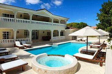 هتل Affordable Luxury Resort Club