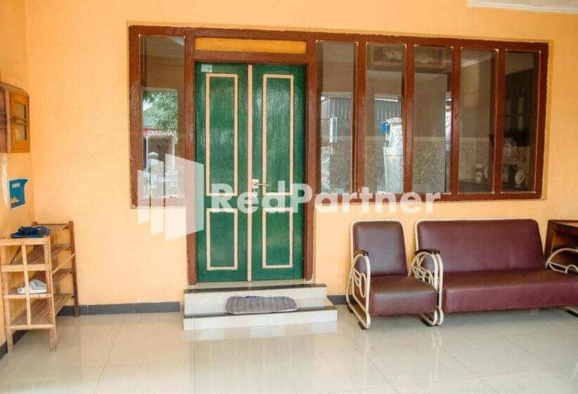 ホテル Flamboyan Asri Syariah Mitra Reddoorz Near Kampung Inggris Pare