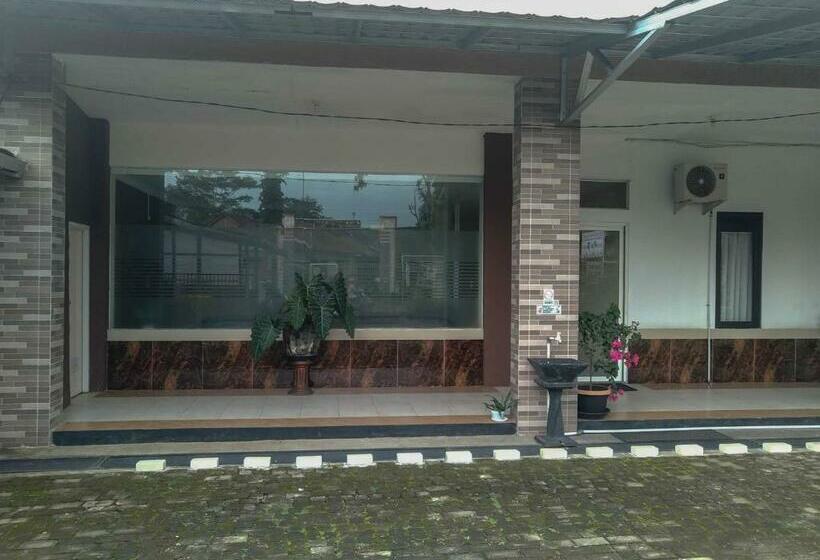 هتل Travelista Homestay Near Gor Candradimuka Semarang Mitra Reddoorz