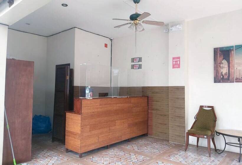 Hotel Vaccinated Staff  Oyo 850 Clr Mn Inn