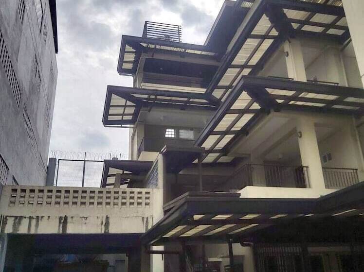 Hotel Vaccinated Staff  Oyo 850 Clr Mn Inn