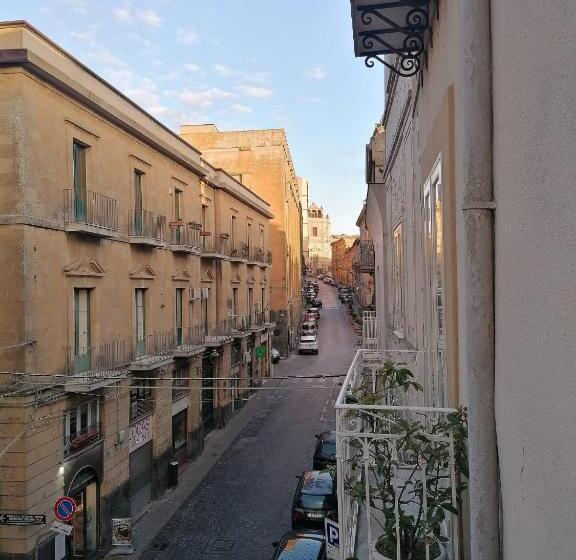 پانسیون 384 Guesthouse Rooms & Suite Enna