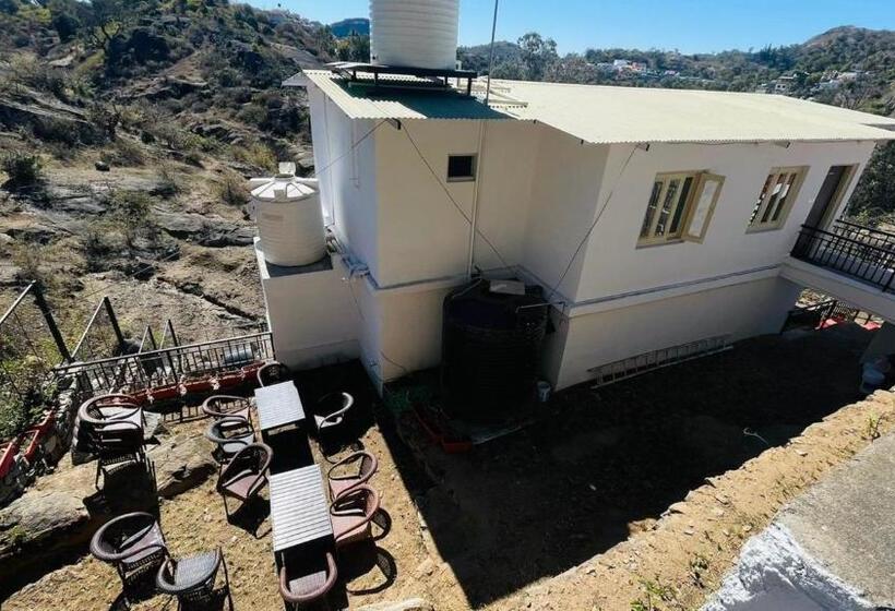 ベッドアンドブレックファースト Shikhar Bunglow   A Stunning Valley View Bungalow In Mount Abu