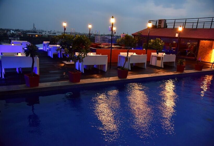 Отель The Bentley Seaside Boutique