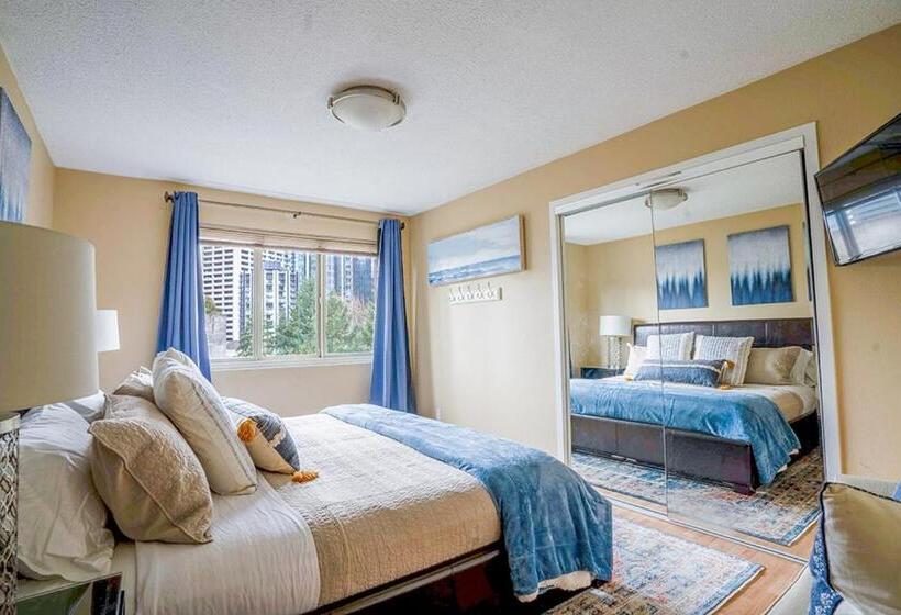 Vibrant Downtown, King Bed, Work Desk & Kitchen