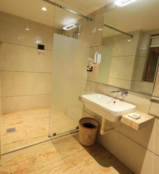 Отель Rs Exclusive Stay & Fine Dine Near To Akola Junction