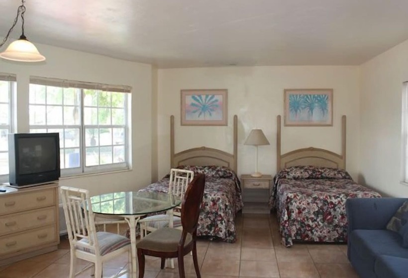 Beach And Town Motel