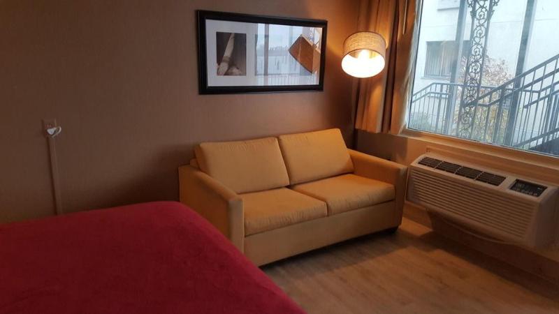 هتل Airport Waterfront Inn