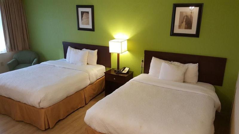 هتل Airport Waterfront Inn
