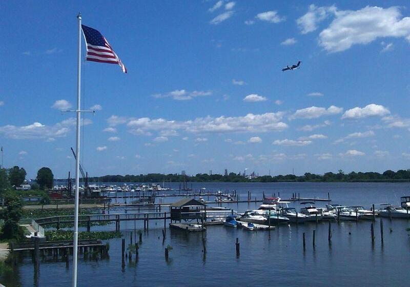 هتل Airport Waterfront Inn