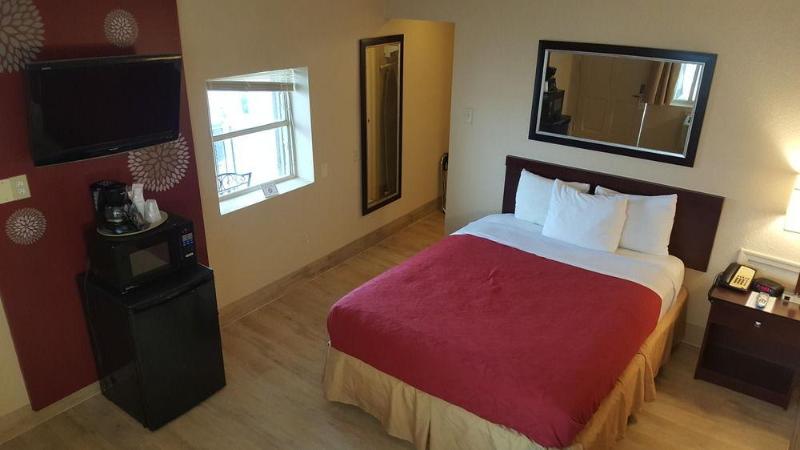 هتل Airport Waterfront Inn