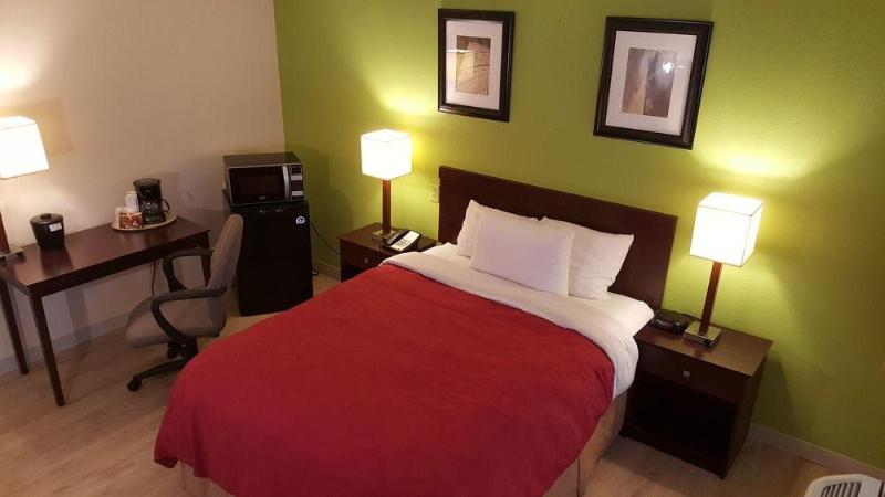 هتل Airport Waterfront Inn