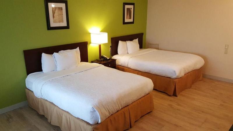 هتل Airport Waterfront Inn