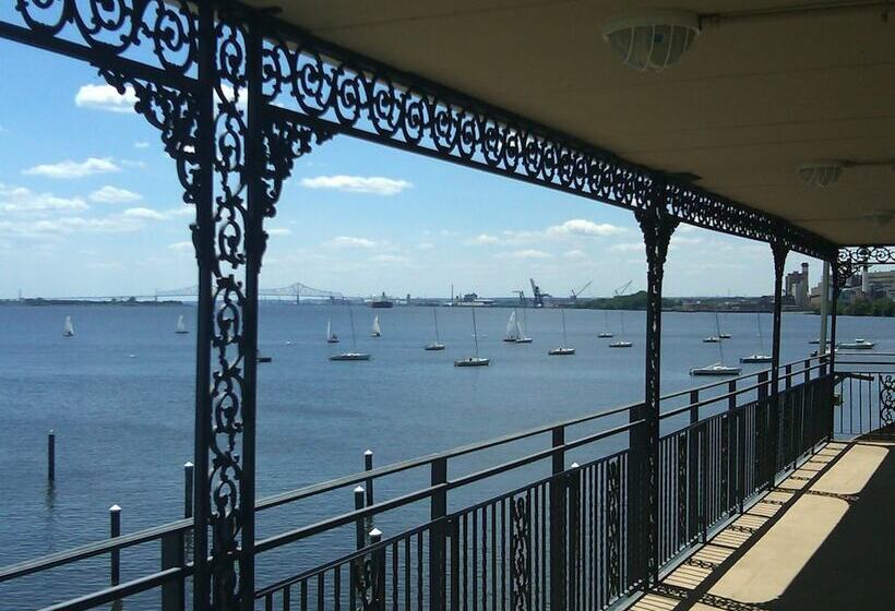 هتل Airport Waterfront Inn