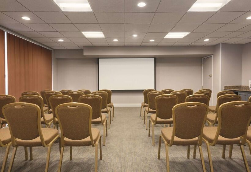 هتل Spark By Hilton Redlands