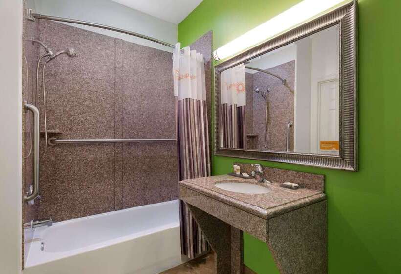 Отель La Quinta Inn & Suites By Wyndham Raymondville