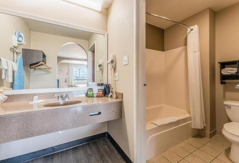 هتل Super 8 By Wyndham Lake Charles Northeast