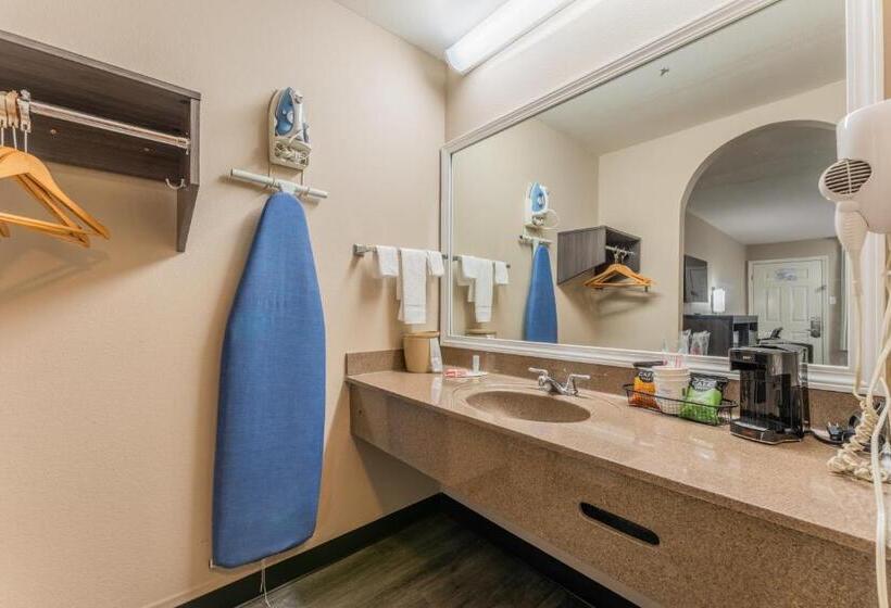 هتل Super 8 By Wyndham Lake Charles Northeast