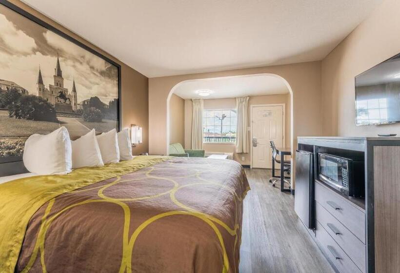 هتل Super 8 By Wyndham Lake Charles Northeast