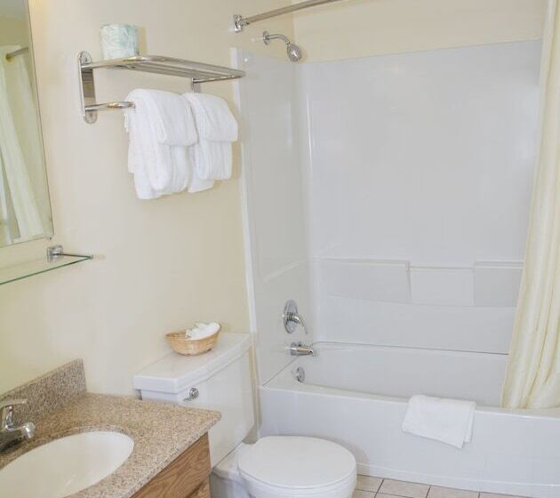 هتل Travelers Inn