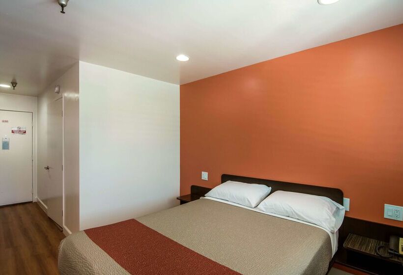 Motel 6 Monterey Park