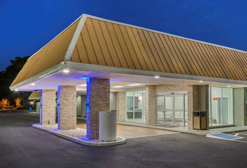 Мотель Quality Inn & Suites