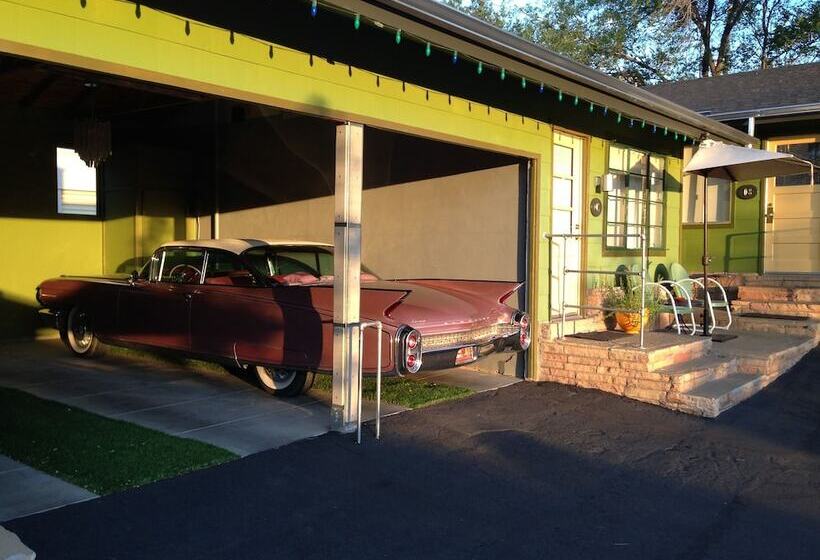 فندق على الطريق The Motor Lodge