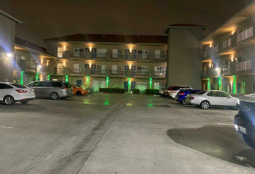 پانسیون Mid City Inn & Suites Pico Rivera