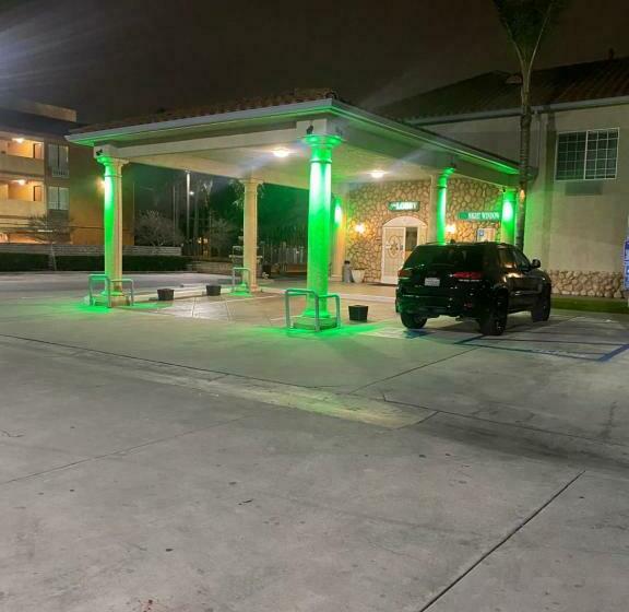 پانسیون Mid City Inn & Suites Pico Rivera
