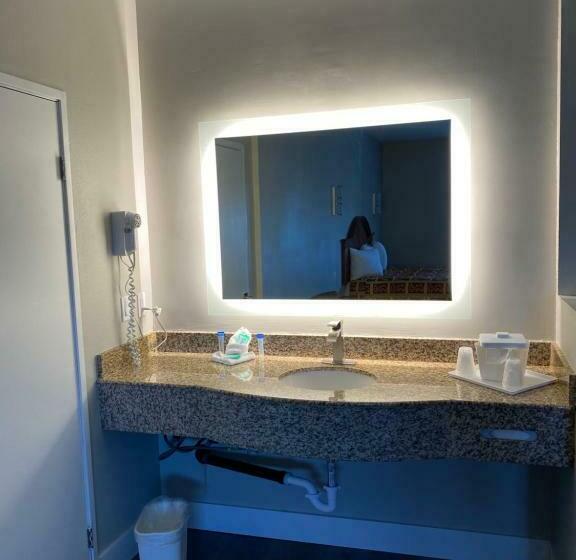 پانسیون Mid City Inn & Suites Pico Rivera