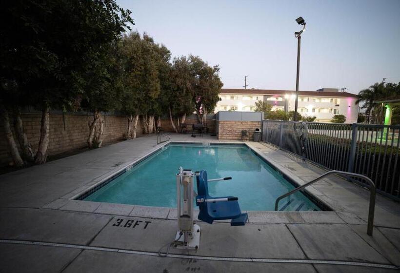 پانسیون Mid City Inn & Suites Pico Rivera