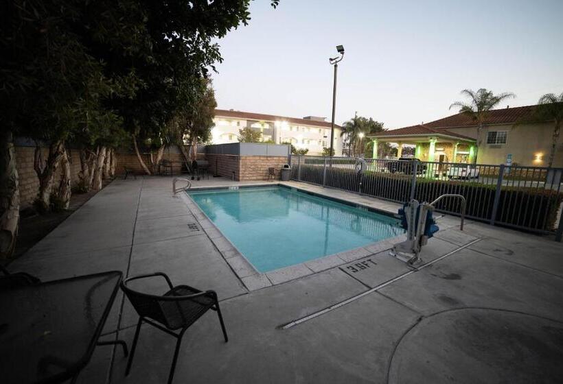 پانسیون Mid City Inn & Suites Pico Rivera