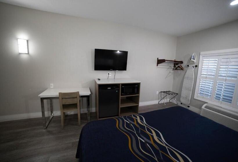 پانسیون Mid City Inn & Suites Pico Rivera