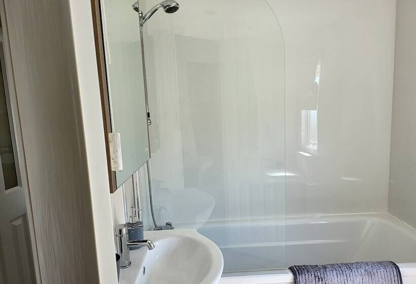 هتل 2br Sleeps6 Fireplace Parking Patio Seaside