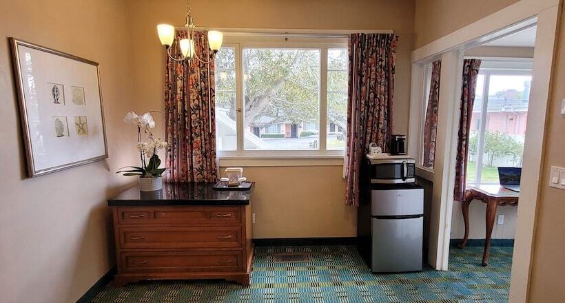 مُتل Butterfly Grove Inn