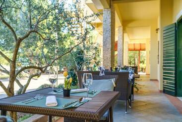هتل Executive Park View Room With Breakfast Included
