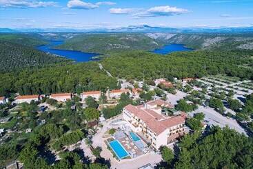هتل Spacious Park View Room With Breakfast Included