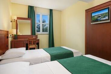 هتل Spacious Park View Room With Breakfast Included