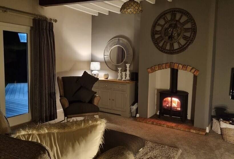 Paddock Cottage   Thorpe Arnold, Melton Mowbray