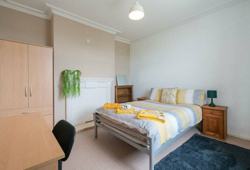 پانسیون Spacious 4br, Parking, Near Centre