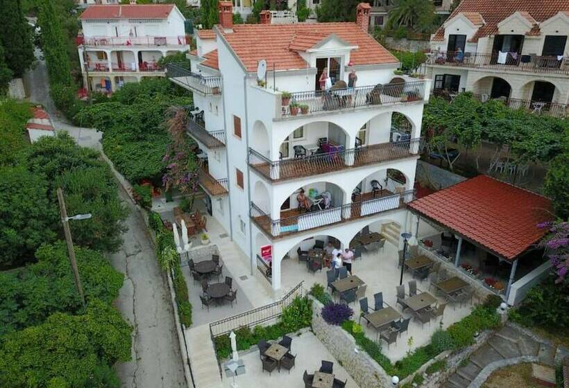 فندق Alluring Apartment With Balcony And Sea View