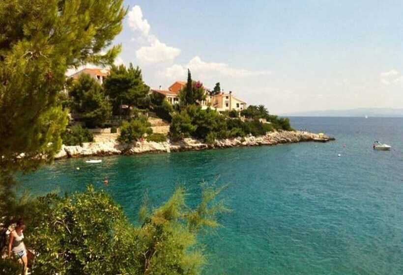 فندق Alluring Apartment With Balcony And Sea View