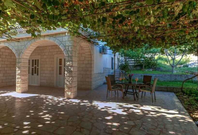 فندق Alluring Apartment With Balcony And Sea View