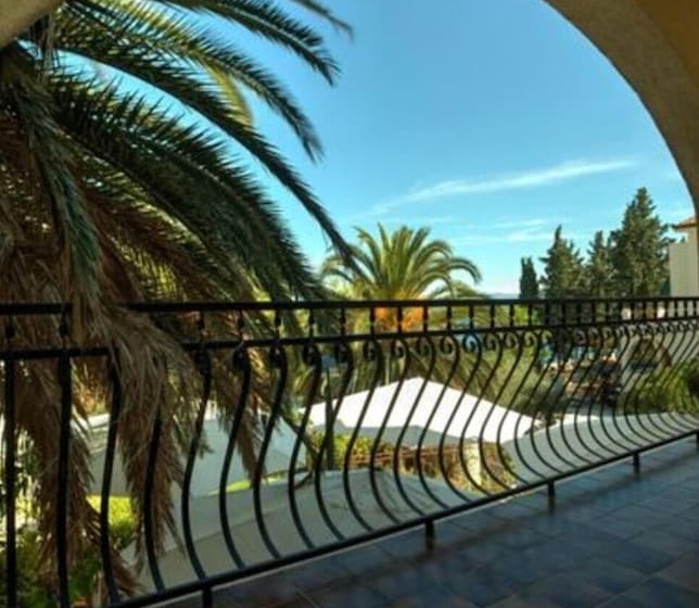 Отель Beautiful Double Bed Room With Balcony And Sea View