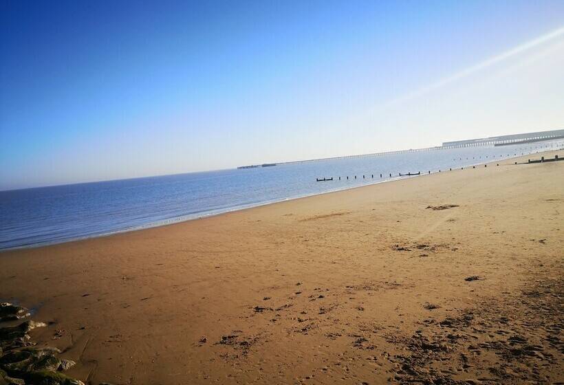 Lovely 2 Bed Caravan In Walton On The Naze