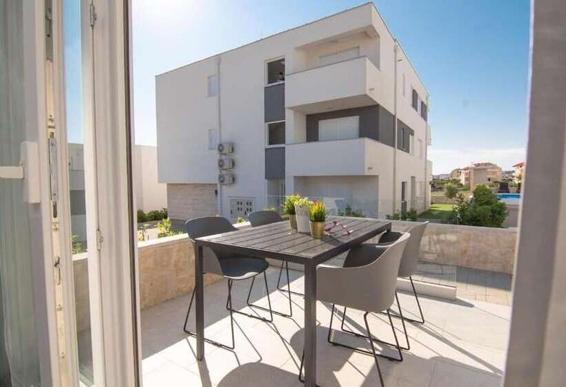 پانسیون Apartments & Rooms Pool Villas Maris B
