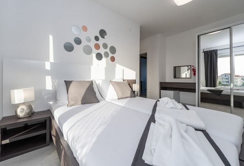 پانسیون Apartments & Rooms Pool Villas Maris B